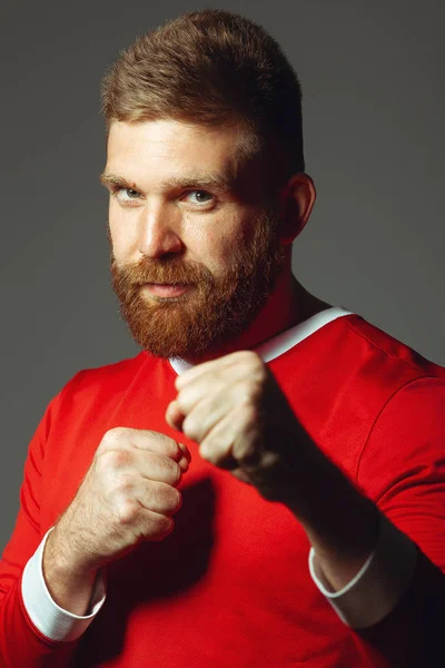 Middelbare leeftijd knappe roodharige sportman over grijze muur klaar om te vechten — Stockfoto