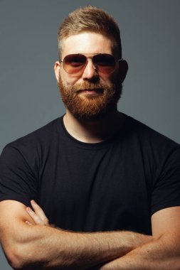 Her yaşta müthiştir. Karizmatik kaslı 30 yaşındaki bir adamın portresi.