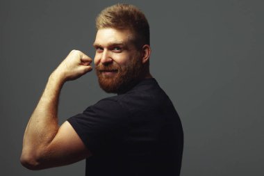 Her yaşta müthiştir. Karizmatik kaslı 30 yaşındaki bir adamın portresi.