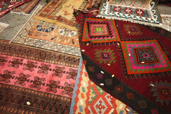 Georgische Kultur, Reisekonzept. traditionelle ethnische Teppiche — Stockfoto