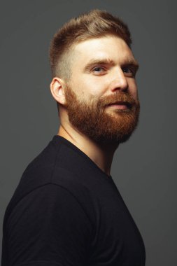 Her yaşta müthiştir. Karizmatik kaslı adamın portresini kapat.