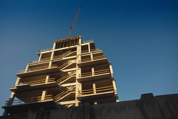 Conceito moderno da indústria da construção. Local de construção com guindaste amarelo — Fotografia de Stock