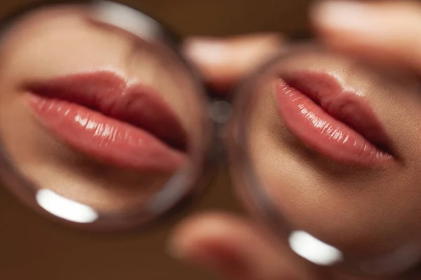 Μόνιμη μακιγιάζ, Καλλυντικά, Ομορφιά έννοια. Γυναικεία χείλη με ροζ κραγιόν — Φωτογραφία Αρχείου