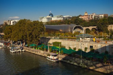 Gürcistan Kültür ve Seyahat konsepti. Köprüden Başkanlık Sarayı 'na bakın.