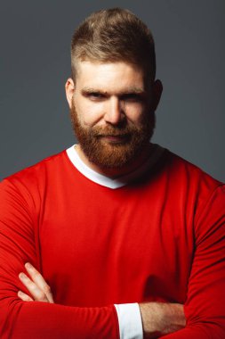 Gülümseyen yakışıklı, orta yaşlı, kızıl saçlı bir sporcunun portresi.