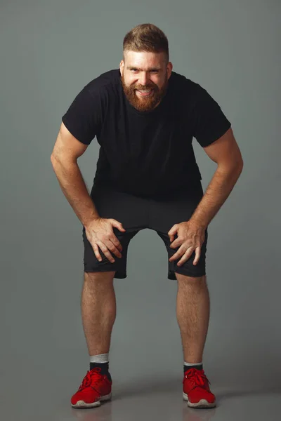 Conceito de vestuário desportivo. Retrato de comprimento total de homem carismático sorridente doce — Fotografia de Stock