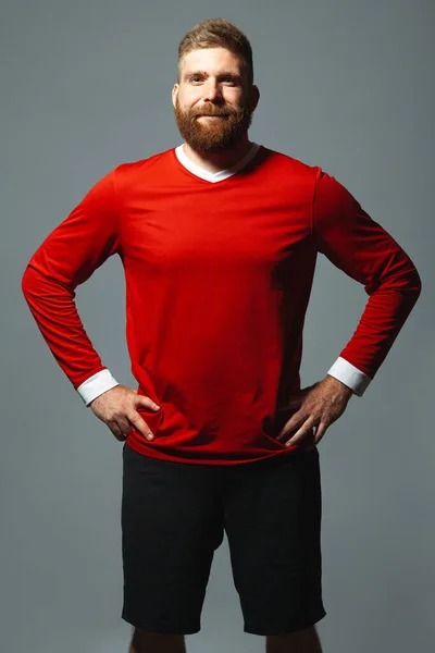 Portret van een glimlachende trotse knappe roodharige sporter van middelbare leeftijd — Stockfoto