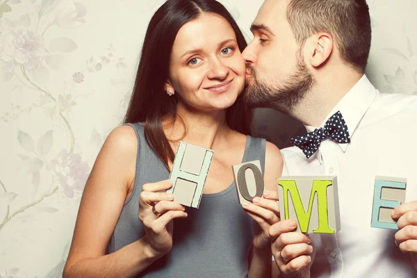 Housewarming party concept. Portrait of funny hipsters kissing — Stock Photo, Image