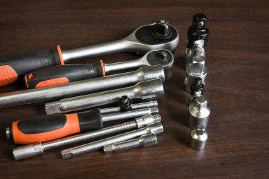 ahşap masanın üzerinde yatan kilit anahtarı