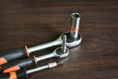 ahşap masanın üzerinde yatan kilit anahtarı