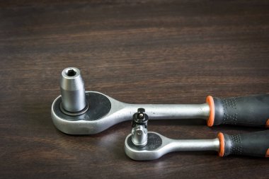 ahşap masanın üzerinde yatan kilit anahtarı