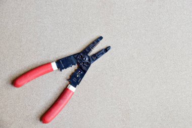 Sıyırma ve ahşap arka plan üzerinde pense kesme tel