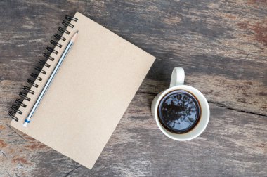 kahverengi Not Defteri ile kahve fincanı