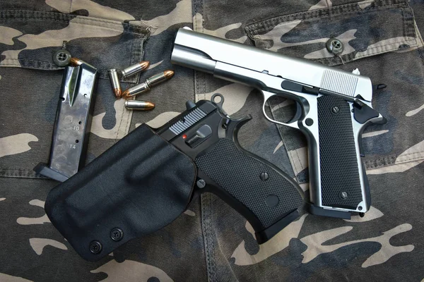 Twee semi-automatische pistolen — Stockfoto