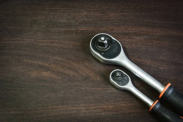 Ahşap masanın üzerinde yatan kilit anahtarı — Stok fotoğraf