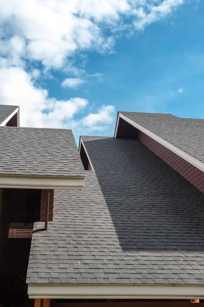 Shingles roof, contemporary style — Stock Photo, Image