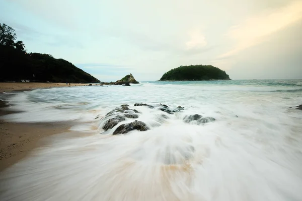 Pedra na praia — Fotografia de Stock