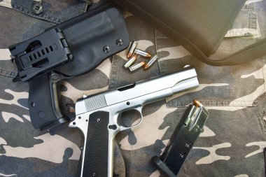 tabanca ve kamuflaj asker pantolon üzerinde çanta