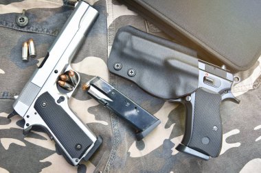 tabanca ve kamuflaj asker pantolon üzerinde çanta