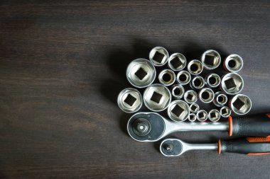 ahşap masanın üzerinde yatan kilit anahtarı