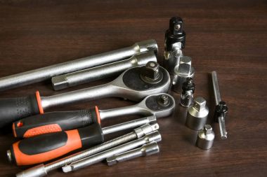 ahşap masanın üzerinde yatan kilit anahtarı