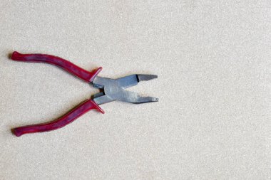 ahşap arka plan üzerinde kırmızı işlenmiş pense