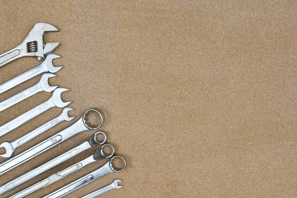En olika skiftnyckel skruvnycklar verktyg på trä bakgrund — Stockfoto