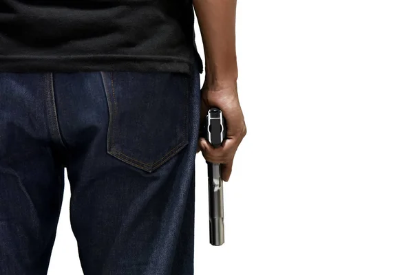 Человек держит и отдыхает огнестрельное оружие рядом с телом — стоковое фото