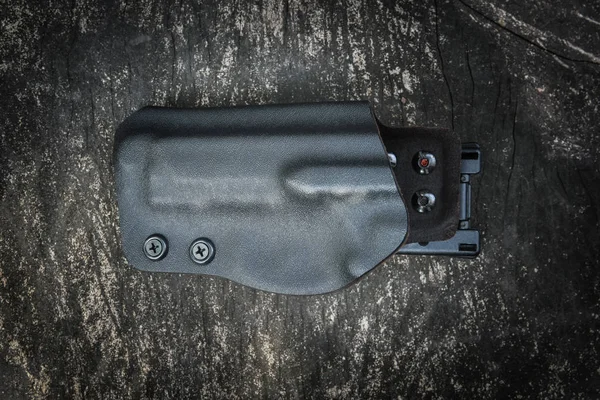 Sarung kydex buatan tangan untuk pistol di meja kayu grungy — Stok Foto