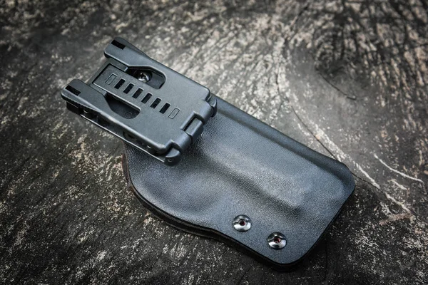 El yapımı kydex kılıfından tabanca üzerinde eski bir ahşap masa için