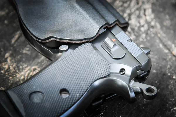 Pistol semi-otomatis dalam holster — Stok Foto