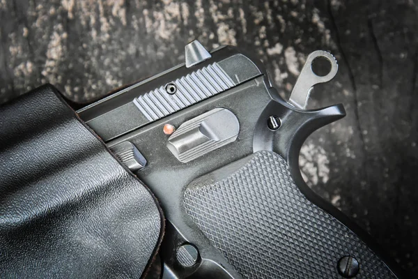Semi-automatisch pistool in de holster — Stockfoto