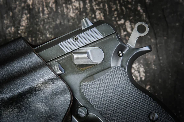 Pistol semi-otomatis dalam holster — Stok Foto
