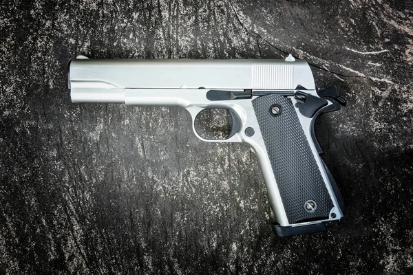 M1911 yarı otomatik 45'lik kalibre tabanca — Stok fotoğraf