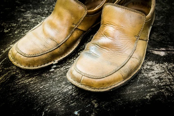 Grungy leather shoes — Stock Photo, Image