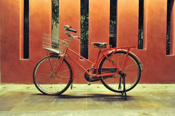 Bicicleta clássica com parede laranja — Fotografia de Stock