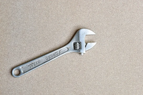 En justerbar skiftnyckel verktyg på trä bakgrund — Stockfoto