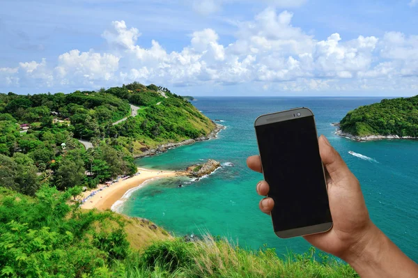 Telefone na mão com tela em branco em belo local de viagem — Fotografia de Stock