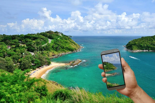Telefon zur Hand, um schönen Reiseort zu verfolgen — Stockfoto