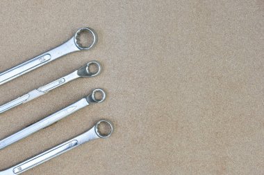 somun anahtarları araçlar ahşap arka plan üzerinde yuvarlak