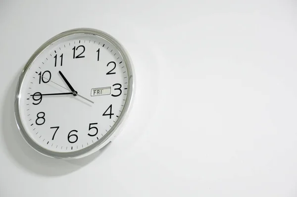 Reloj blanco colgando en la pared —  Fotos de Stock