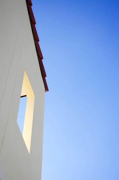 Una fachada de edificio con vacío abierto —  Fotos de Stock