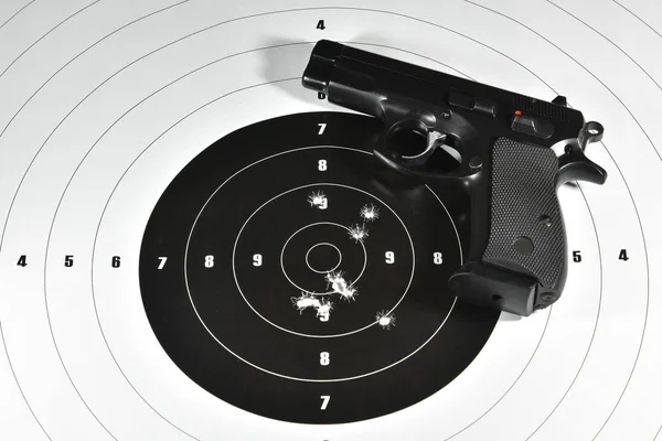 Handgun and shooting target — Stock Photo, Image