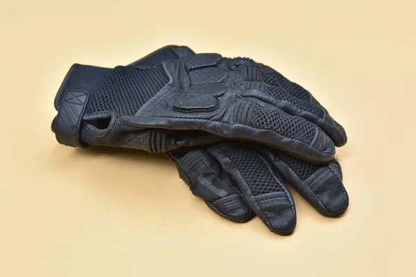 Guantes de cuero y textiles para montar en motocicleta o bicicleta —  Fotos de Stock