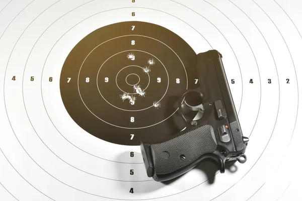 9 mm. semi automatic handgun and shooting target — Stock Photo, Image