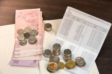 Tayland para ve banka hesabına kitap üzerinde ahşap masa kaydetme