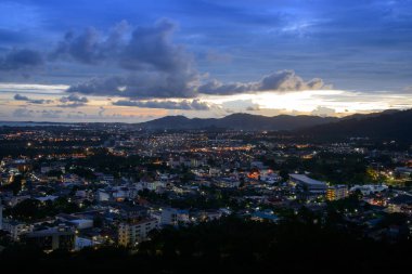 tepe üzerinde bakış açısı bkz: phuket şehre alacakaranlık