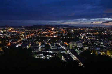 tepe üzerinde bakış açısı bkz: phuket şehre alacakaranlık