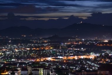 tepe üzerinde bakış açısı bkz: phuket şehre alacakaranlık