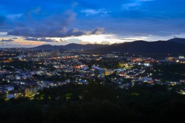 tepe üzerinde bakış açısı bkz: phuket şehre alacakaranlık